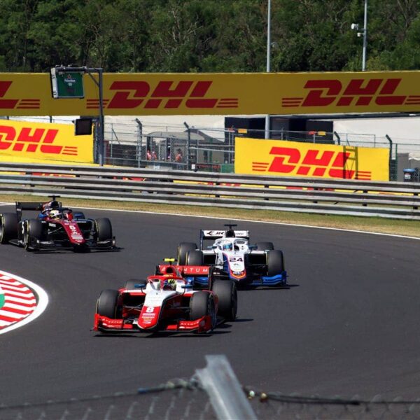 voiture de course de Formule 2 sur circuit pendant une compétition