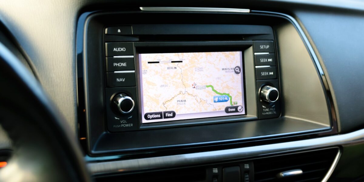écran de navigation GPS dans une voiture, image d'illustration