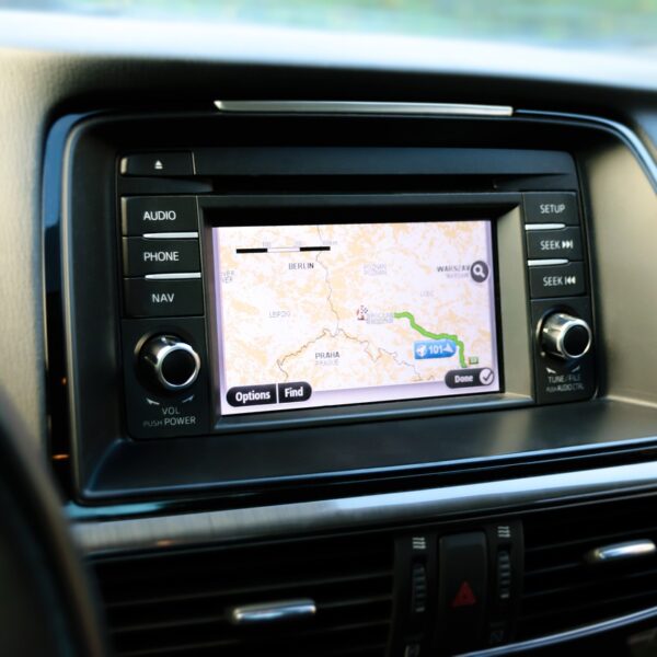écran de navigation GPS dans une voiture, image d'illustration