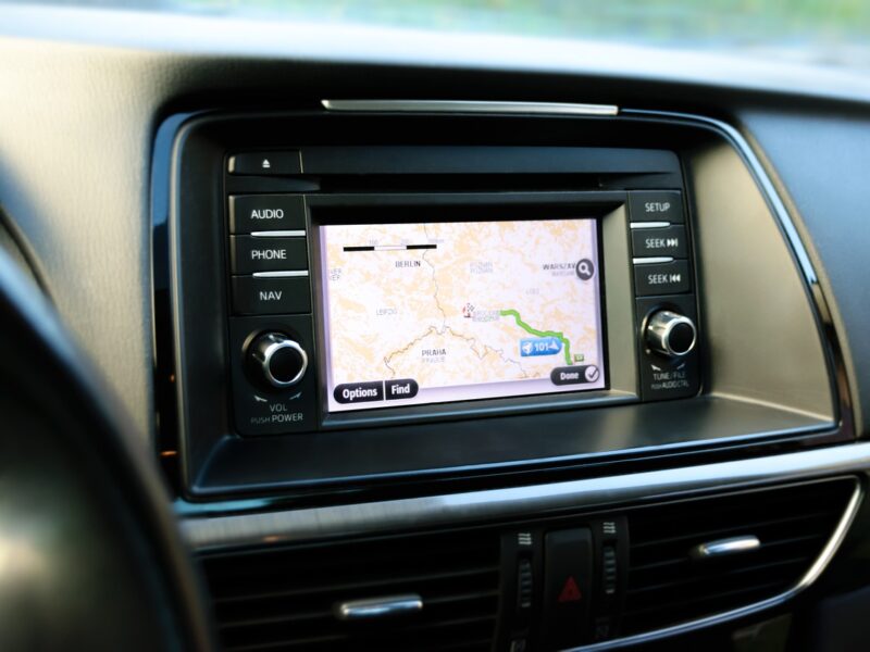 écran de navigation GPS dans une voiture, image d'illustration