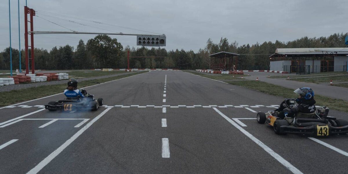 Un kart fonçant sur une piste, avec un pilote en tenue de course, illustrant la vitesse et les conseils de pilotage