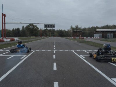 Un kart fonçant sur une piste, avec un pilote en tenue de course, illustrant la vitesse et les conseils de pilotage