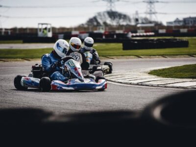 Trois circuits de karting incontournables à Twente, ambiance compétition et loisirs, idées pour enfants et adultes.