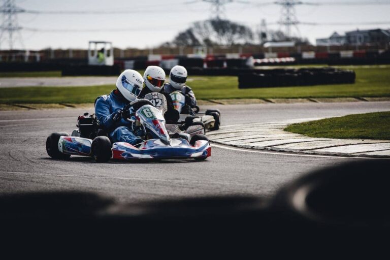 Trois circuits de karting incontournables à Twente, ambiance compétition et loisirs, idées pour enfants et adultes.