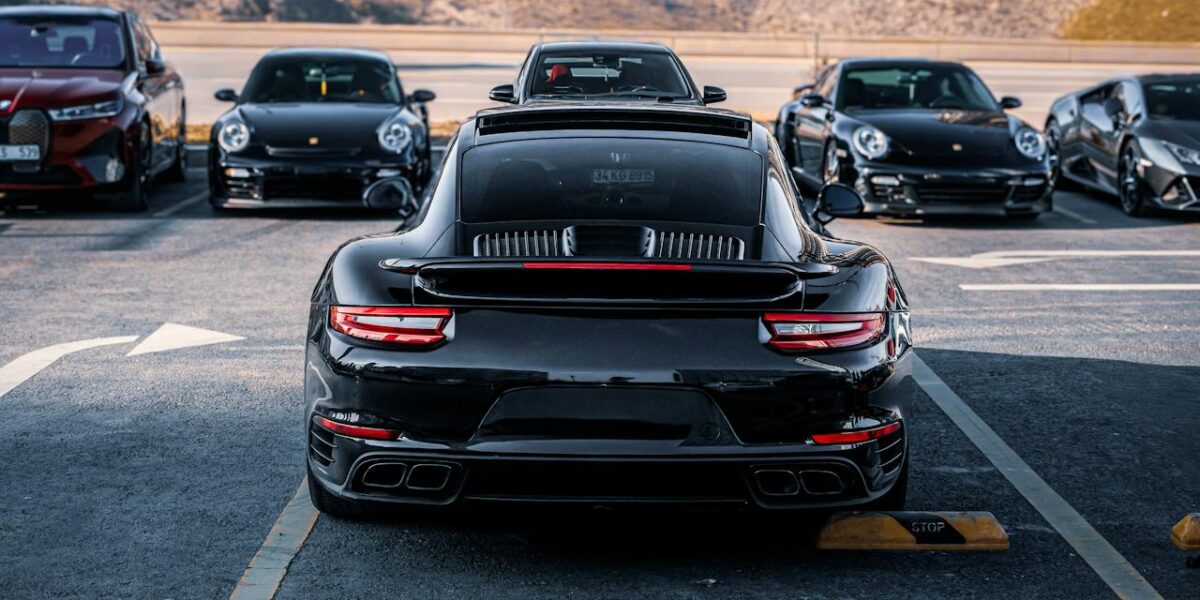 Vue de la Porsche 911 Turbo 50 Years Edition 2025 de profil sur la route