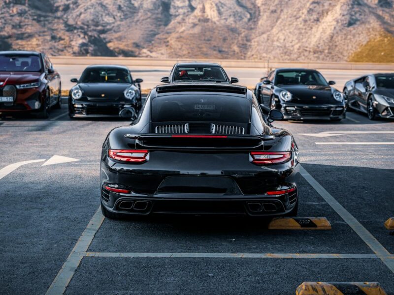Vue de la Porsche 911 Turbo 50 Years Edition 2025 de profil sur la route