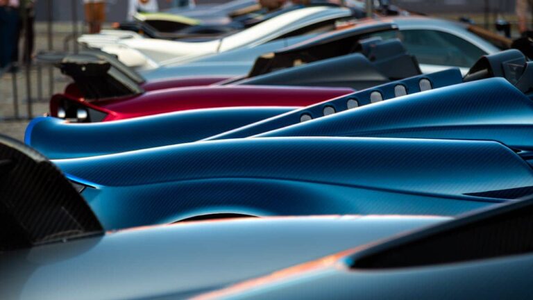 Photo de la voiture la plus rapide du monde à grande vitesse sur piste.