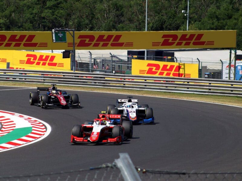 Formule 2 : voiture, paddock et détails du châssis en gros plan