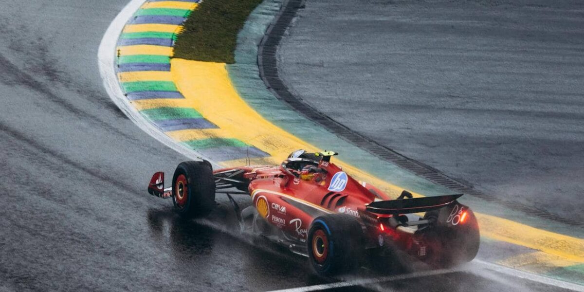 Monoplaces de Formule 1 sur la grille de départ lors d'une course sous le soleil, illustrant la saison 2025.