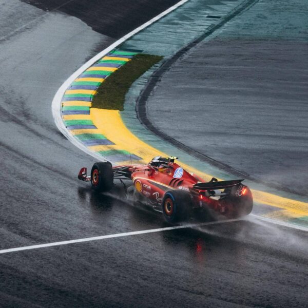 Monoplaces de Formule 1 sur la grille de départ lors d'une course sous le soleil, illustrant la saison 2025.