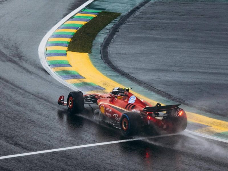 Monoplaces de Formule 1 sur la grille de départ lors d'une course sous le soleil, illustrant la saison 2025.