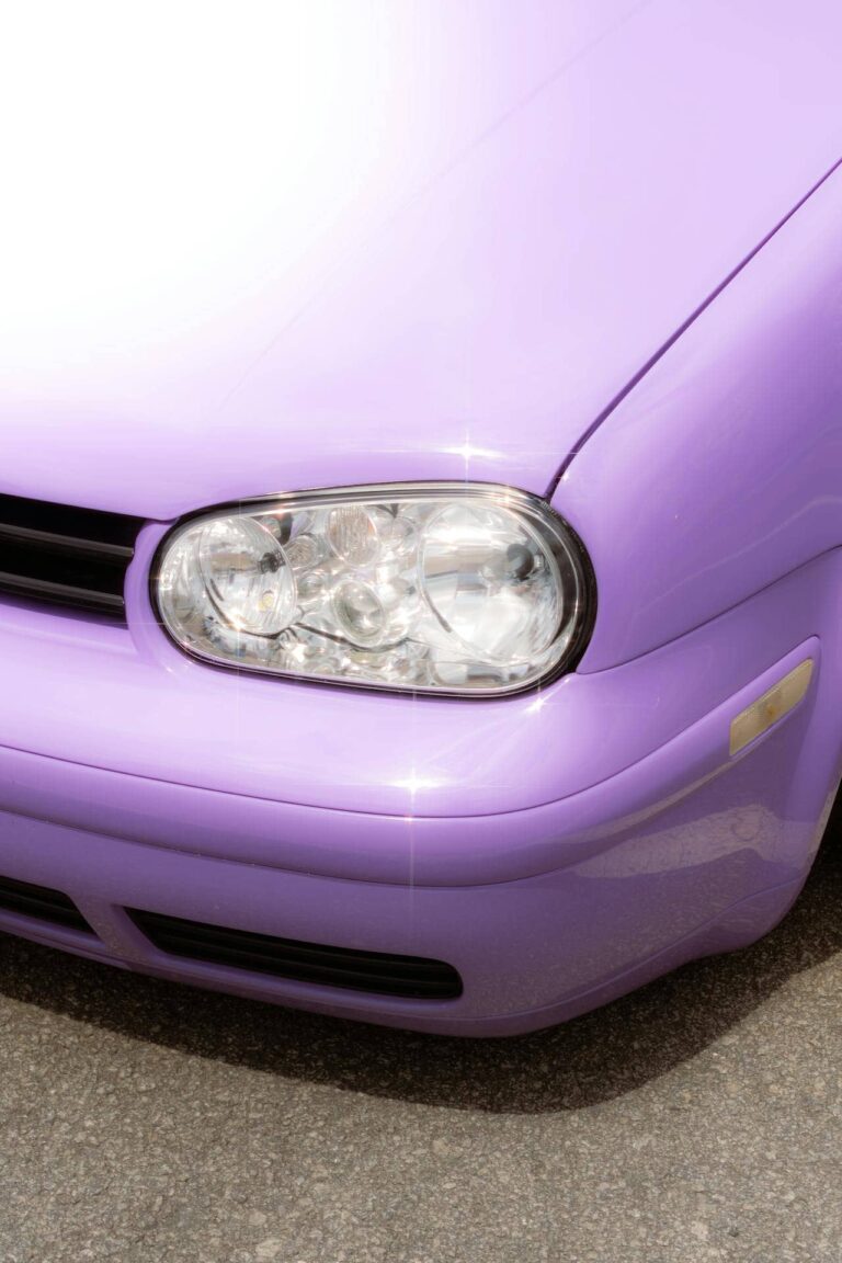 vue de plusieurs voitures de couleurs différentes alignées