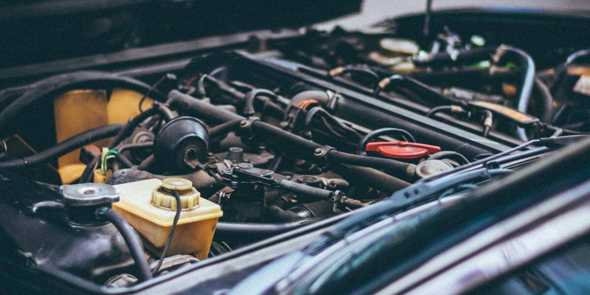 Une Honda noire et blanche photographiée en stationnement sur un parking urbain, vue de devant. (traducteur : texte alt inventé)