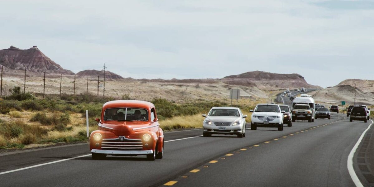 Couple heureux en road trip en voiture, profitant d’un voyage estival avec une voiture chargée de bagages