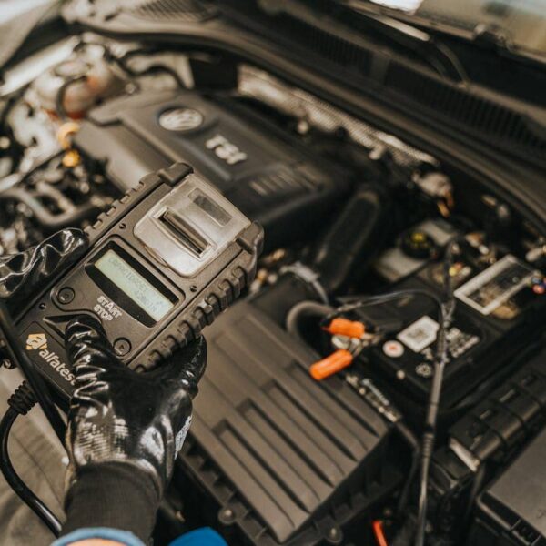 voiture en gros plan sur la route lors d'un test de chiptuning (pexels daniel andraski 197681005 13065692 1)