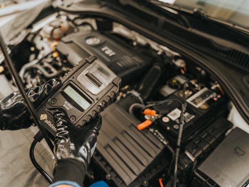 voiture en gros plan sur la route lors d'un test de chiptuning (pexels daniel andraski 197681005 13065692 1)