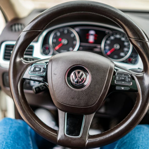Volkswagen ID.3 garée à l'extérieur sur un parking