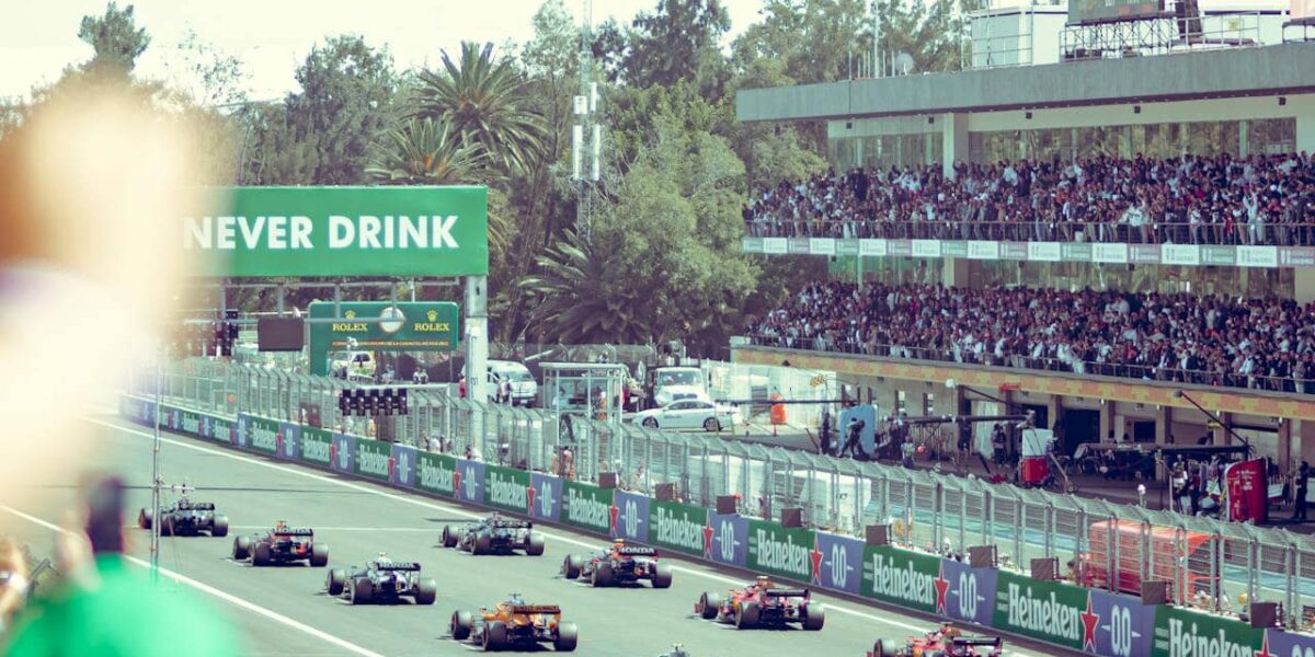 Richard Verschoor lors d’une course en monoplace, vue de côté sur un circuit de Formule 2