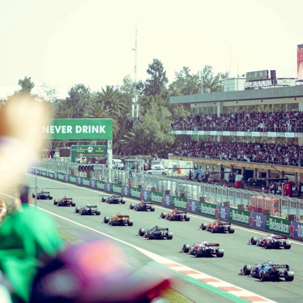 Richard Verschoor lors d’une course en monoplace, vue de côté sur un circuit de Formule 2