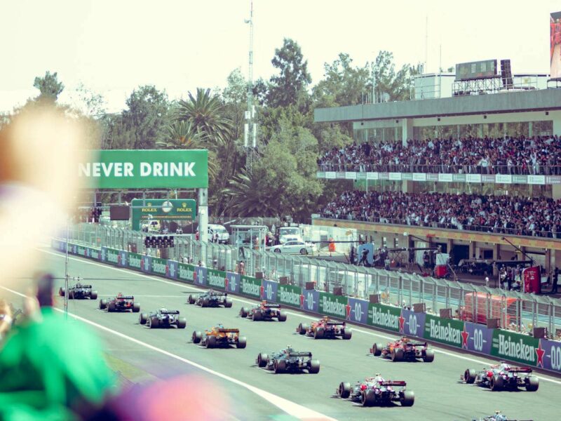Richard Verschoor lors d’une course en monoplace, vue de côté sur un circuit de Formule 2