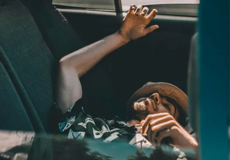 Personne dormant sur le sie8ge avant d'une voiture