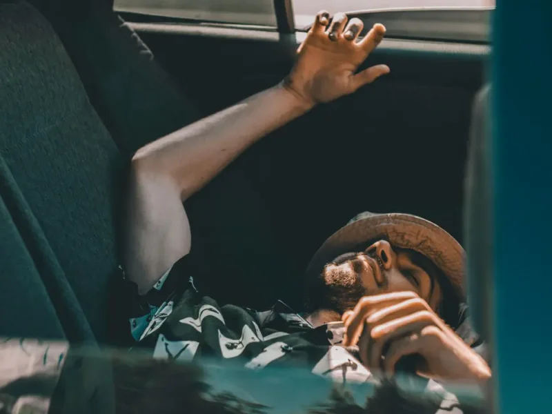 Personne dormant sur le sie8ge avant d'une voiture