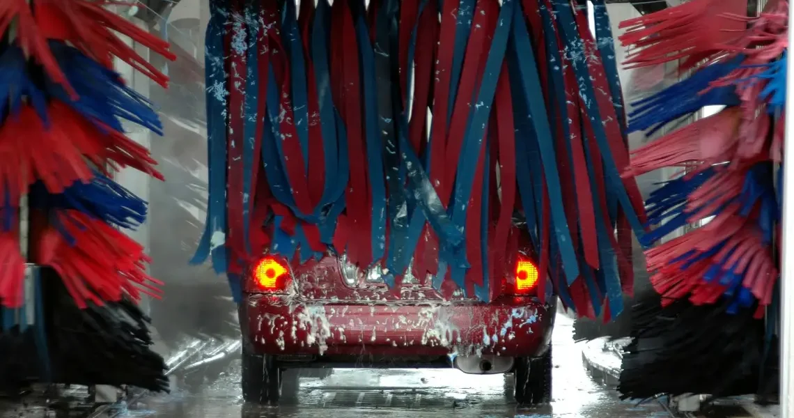 Voiture électrique au lavage automatique