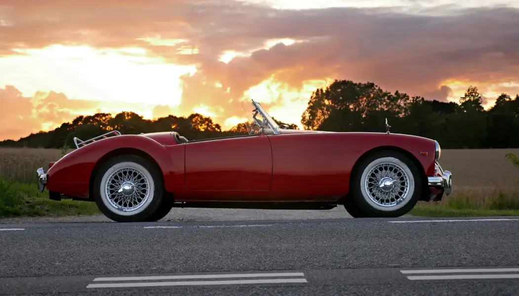 Cabriolet avec toit ouvert par beau temps, parfait pour l’été.