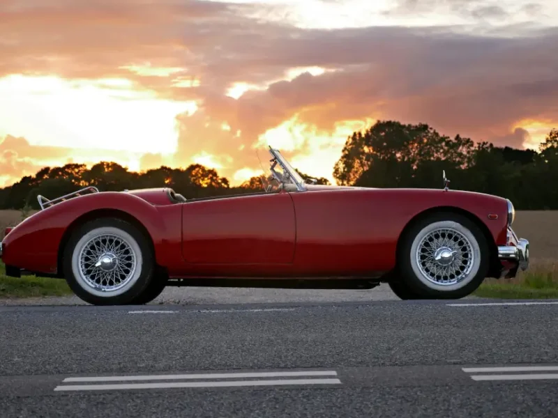 Cabriolet avec toit ouvert par beau temps, parfait pour l’été.