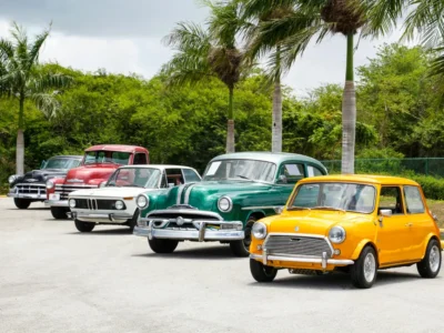 Une rangée de voitures anciennes garées sur un parking