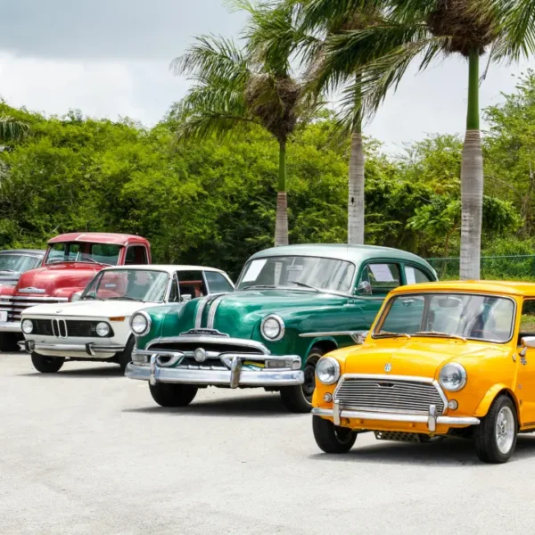Une rangée de voitures anciennes garées sur un parking