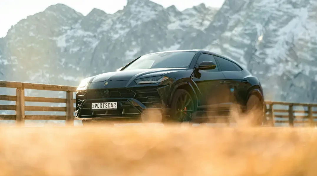 Lamborghini Urus noire stationnée sur la route