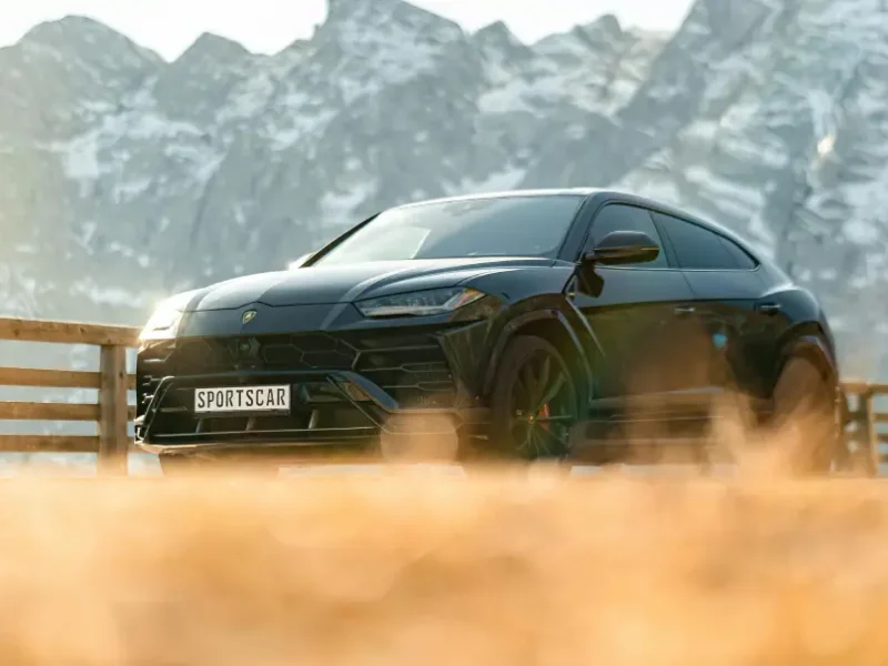 Lamborghini Urus noire stationnée sur la route