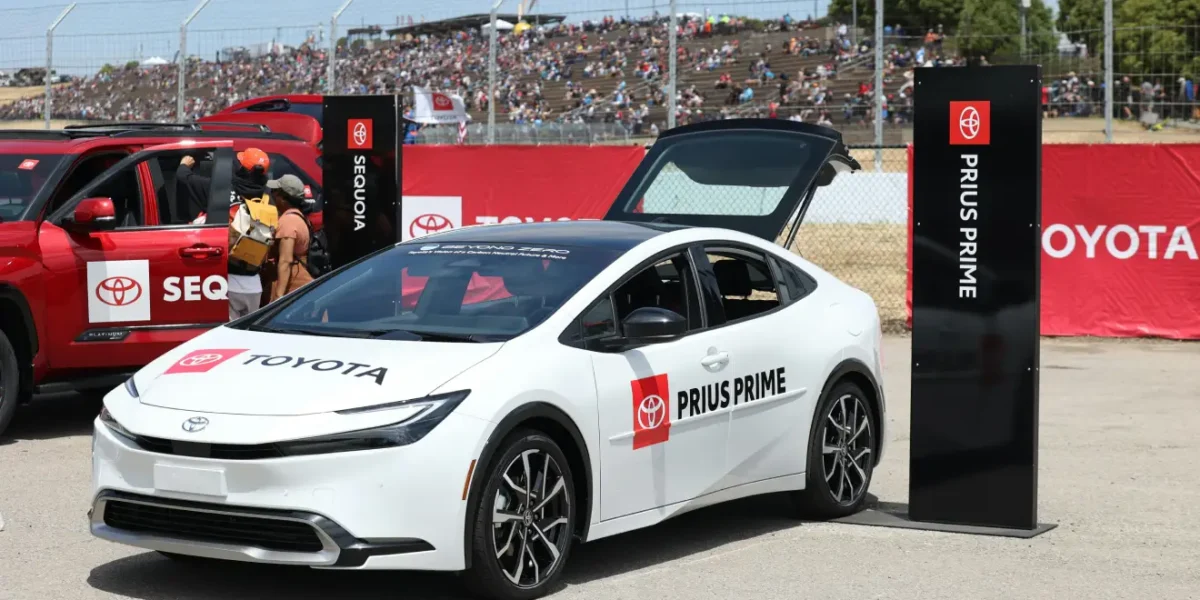 Une Toyota blanche stationnée.