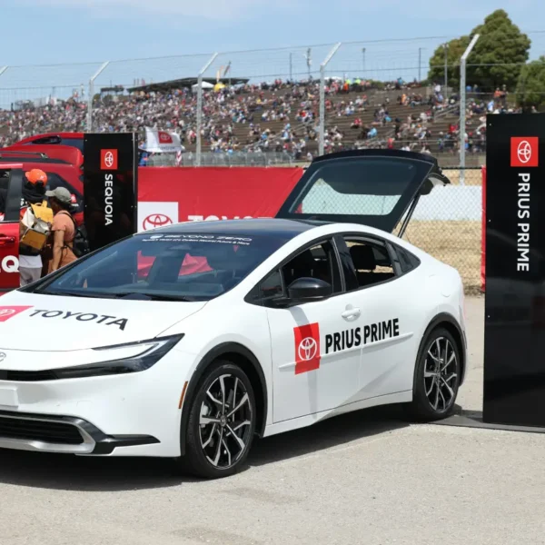 Une Toyota blanche stationnée.