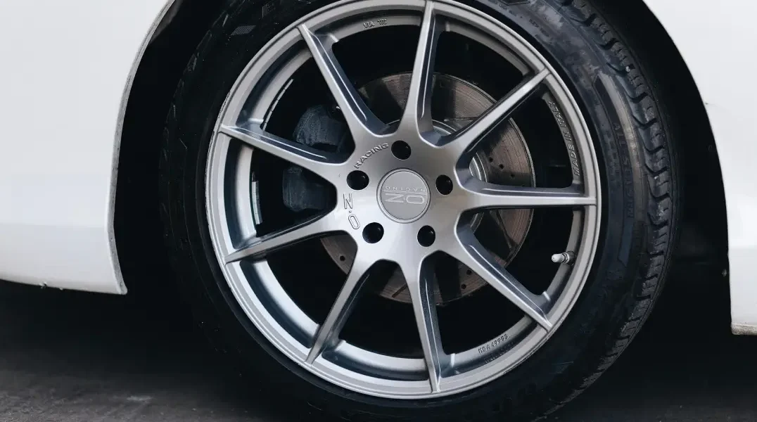 Pneu monté sous une voiture blanche