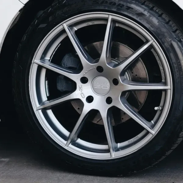 Pneu monté sous une voiture blanche