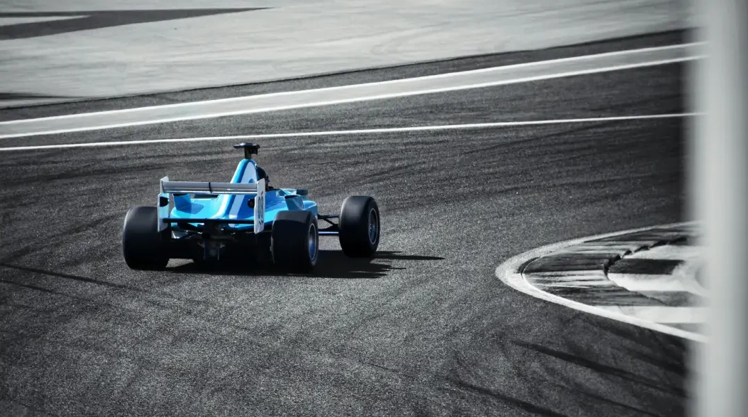 Voiture de Formule 2 dans un virage
