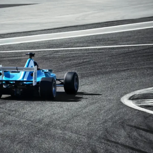 Voiture de Formule 2 dans un virage