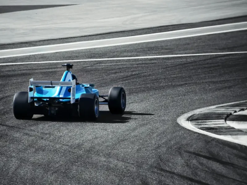 Voiture de Formule 2 dans un virage