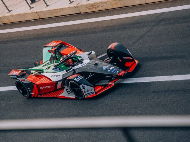Voiture de Formule E sur la piste