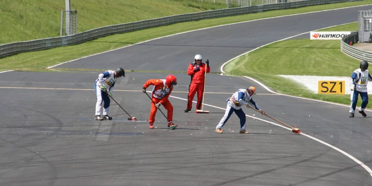 voitures de course sur circuit lors d'une compétition de formule 1