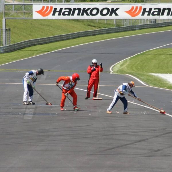voitures de course sur circuit lors d'une compétition de formule 1