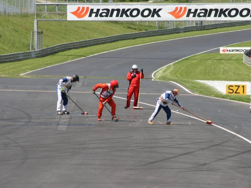 voitures de course sur circuit lors d'une compétition de formule 1
