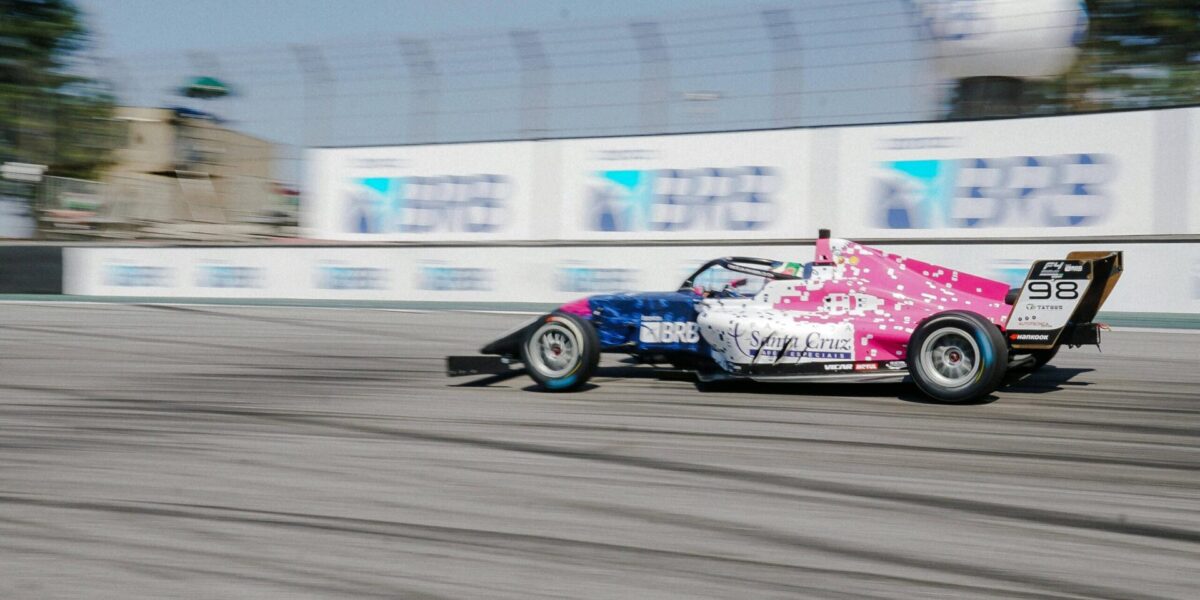 Voiture de course sur circuit de Formule 3 à grande vitesse