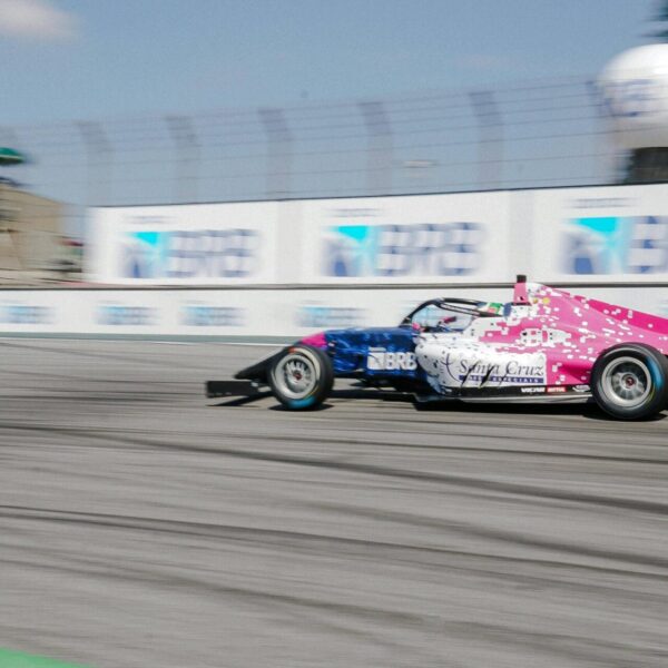 Voiture de course sur circuit de Formule 3 à grande vitesse