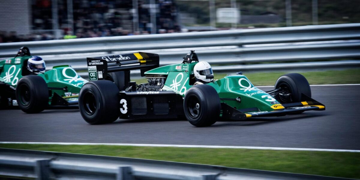 Deux monoplaces de Formule 2 en course circuit, photo par Chris Peeters