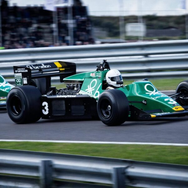 Deux monoplaces de Formule 2 en course circuit, photo par Chris Peeters