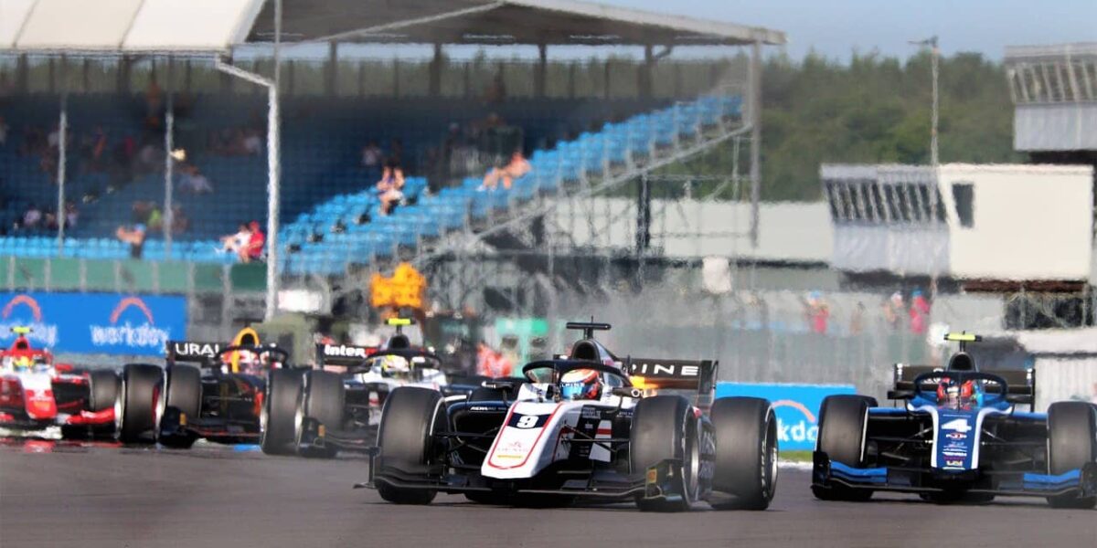 voiture de formule 2 sur la piste, compétition automobile 2024