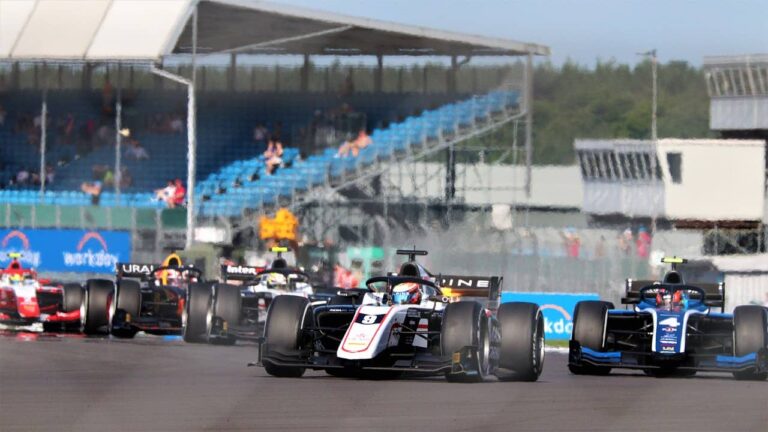 voiture de formule 2 sur la piste, compétition automobile 2024